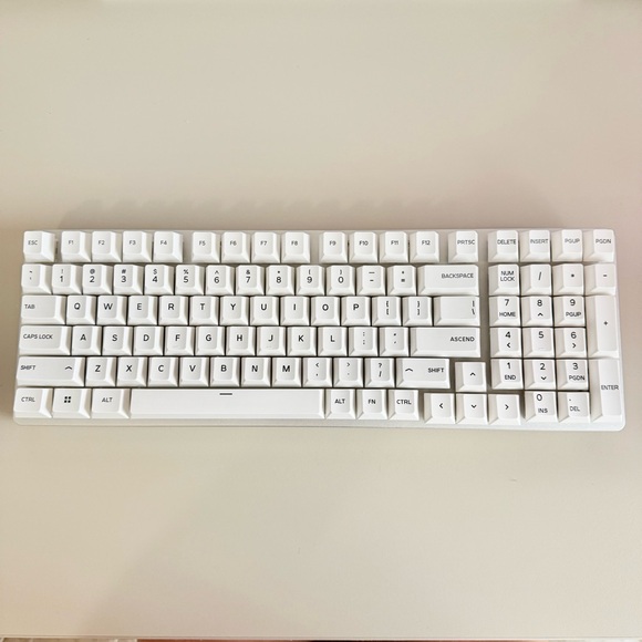 GMMK 2 Full Size 96% White - Picture 2 of 7